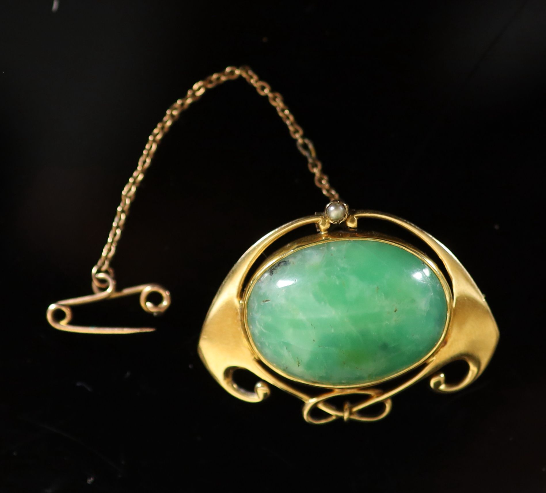 An Edwardian Art Nouveau Murrle Bennett 15ct gold, seed pearl and cabochon jade set pendant brooch